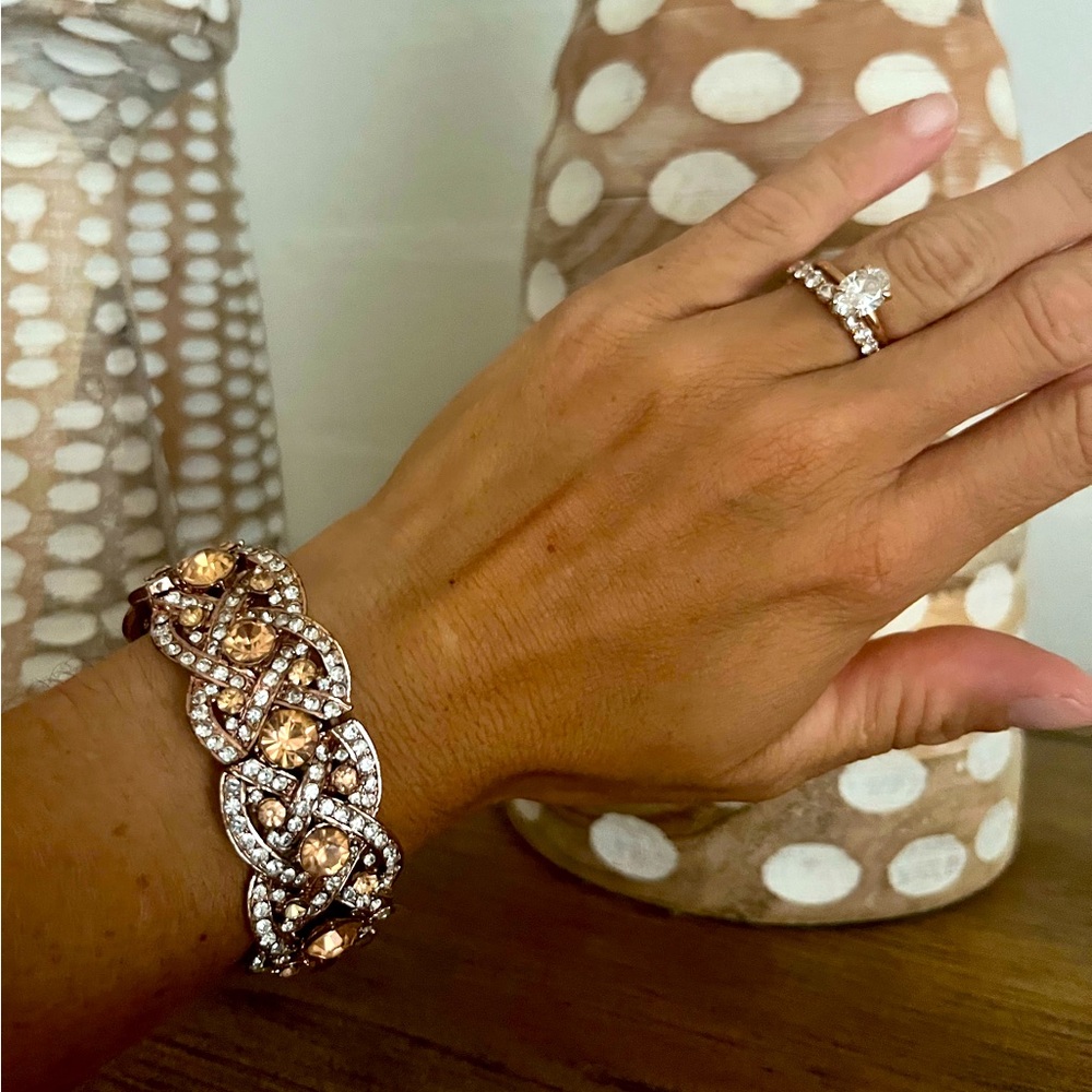 Statement bracelet in rose gold